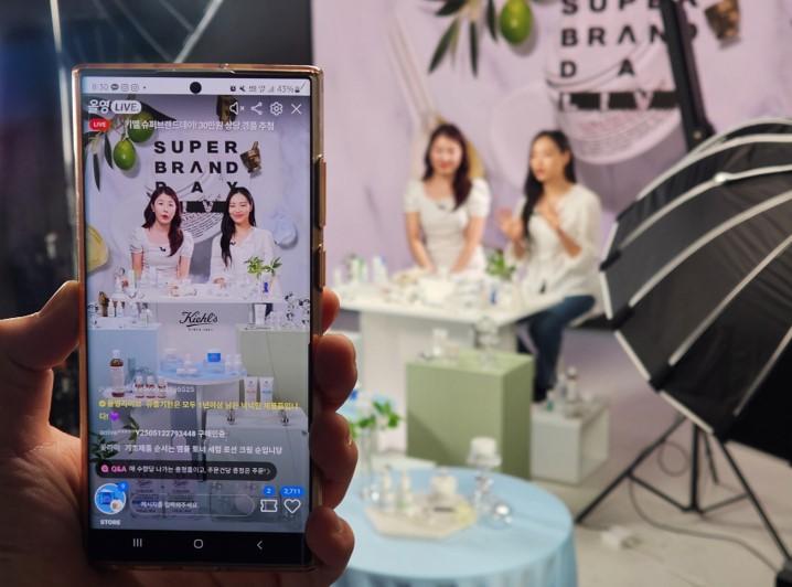 스마트폰의 QBB LIVE 방송 화면과 라이브커머스 촬영 현장